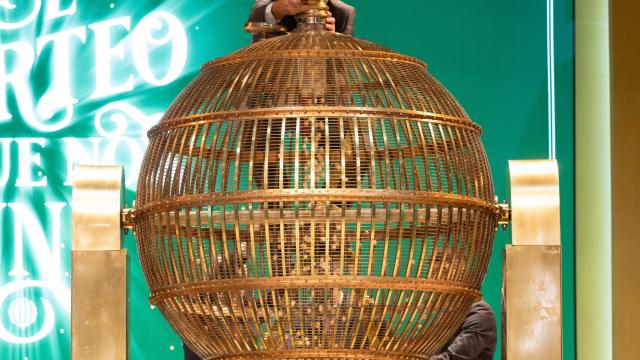 Un hombre prepara el bombo para el Sorteo Extraordinario de la Lotería de Navidad 2023 en el Teatro Real de Madrid