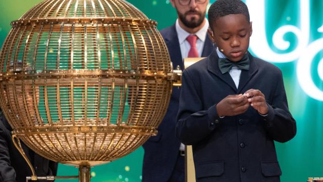 Ángel Abaga Elebiyo de la Residencia de San Ildefonso canta premios durante el Sorteo Extraordinario de la Lotería de Navidad 2023 en el Teatro Real de Madrid