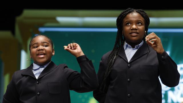 Ainhoa y Yesica cantan uno de los quintos premios del sorteo durante el sorteo extraordinario de Navidad de la Lotería Nacional este viernes en el Teatro Real de Madrid
