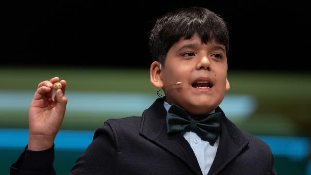 Un niño de San Ildefonso canta un premio en la Lotería de Navidad