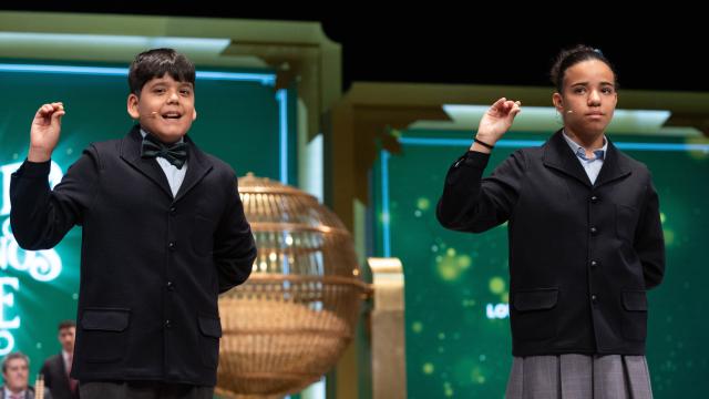 Francisco Moreno y Natalia Rodríguez Liriano cantan un quinto premio, el número 54.274 durante el Sorteo Extraordinario de la Lotería de Navidad 2023