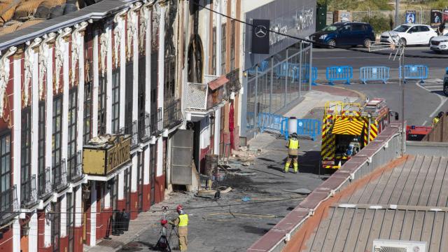 Bomberos en las discotecas incendiadas en Murcia el 1 de octubre