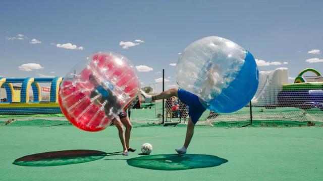 Humor Amarillo: dos participantes de bubble soccer