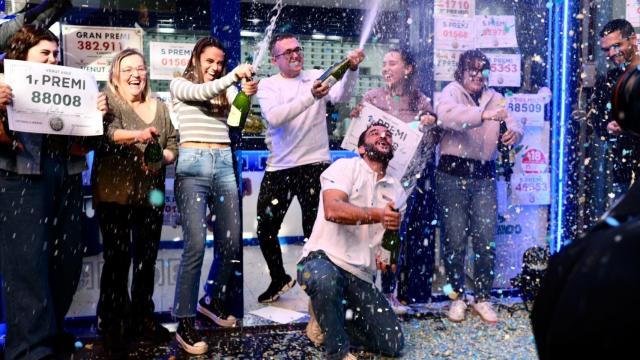 Los loteros de la administración del Centro Comercial Arenas celebran la venta del godo de la Lotería de Navidad