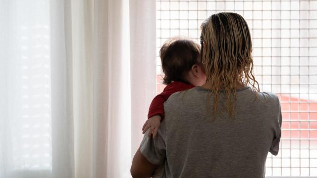 Una mujer con su hija, en la cárcel de mujeres de Wad-Ras, a 16 de noviembre de 2023, en Barcelona