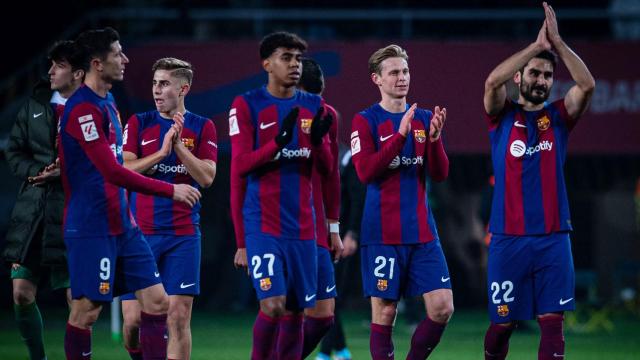 Los futbolistas del Barça aplauden la presencia de los aficionados en Montjuïc