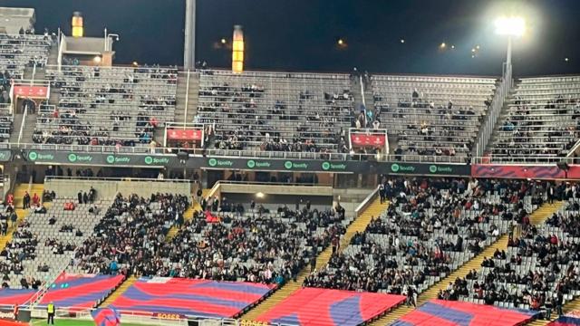 Las gradas de Montjuïc, medio vacías durante un partido del Barça