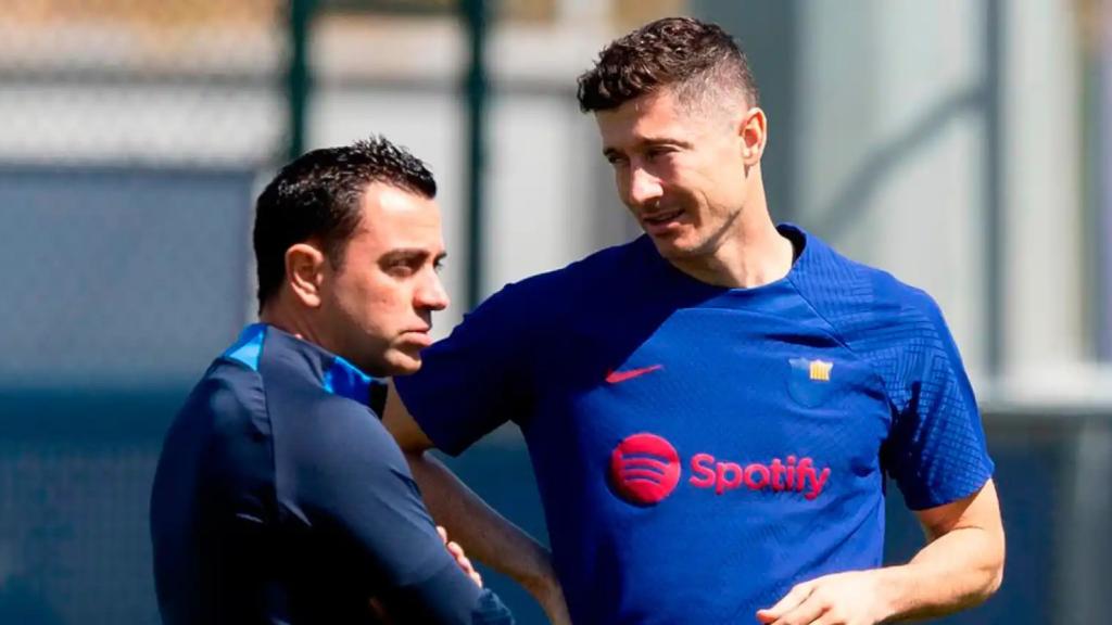 Xavi, al costat de Robert Lewandowski, en un entrenament del Barça