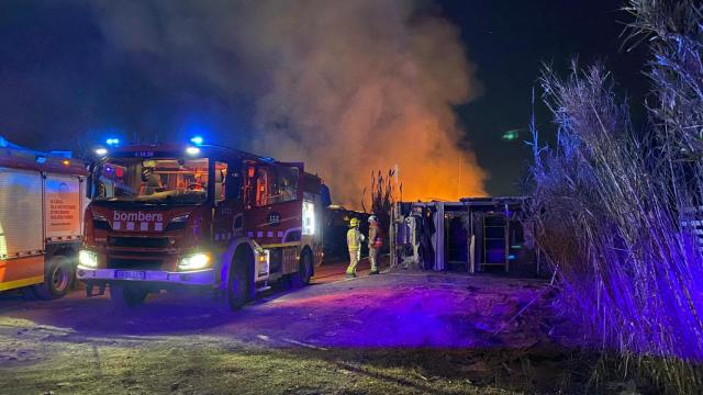 Espectacular incendio en una zona de barracas de Montcada i Reixac