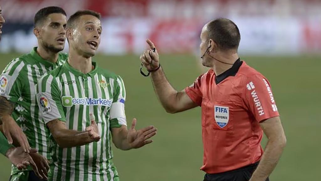 Sergio Canales, protestant una acció a Mateu Lahoz