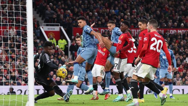 André Onana no puede atajar el primer gol del Aston Villa en Old Trafford