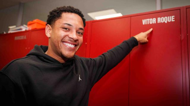 Vitor Roque señala a su casillero en el vestuario del Barça