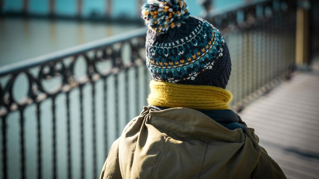 Una persona se abriga para combatir el frío