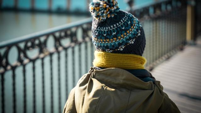 Una persona se abriga para combatir el frío