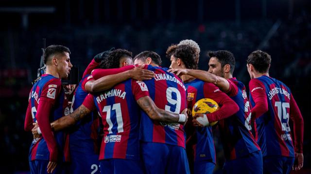 El abrazo de los jugadores del Barça a Lewandowski por su gol anotado contra el Girona