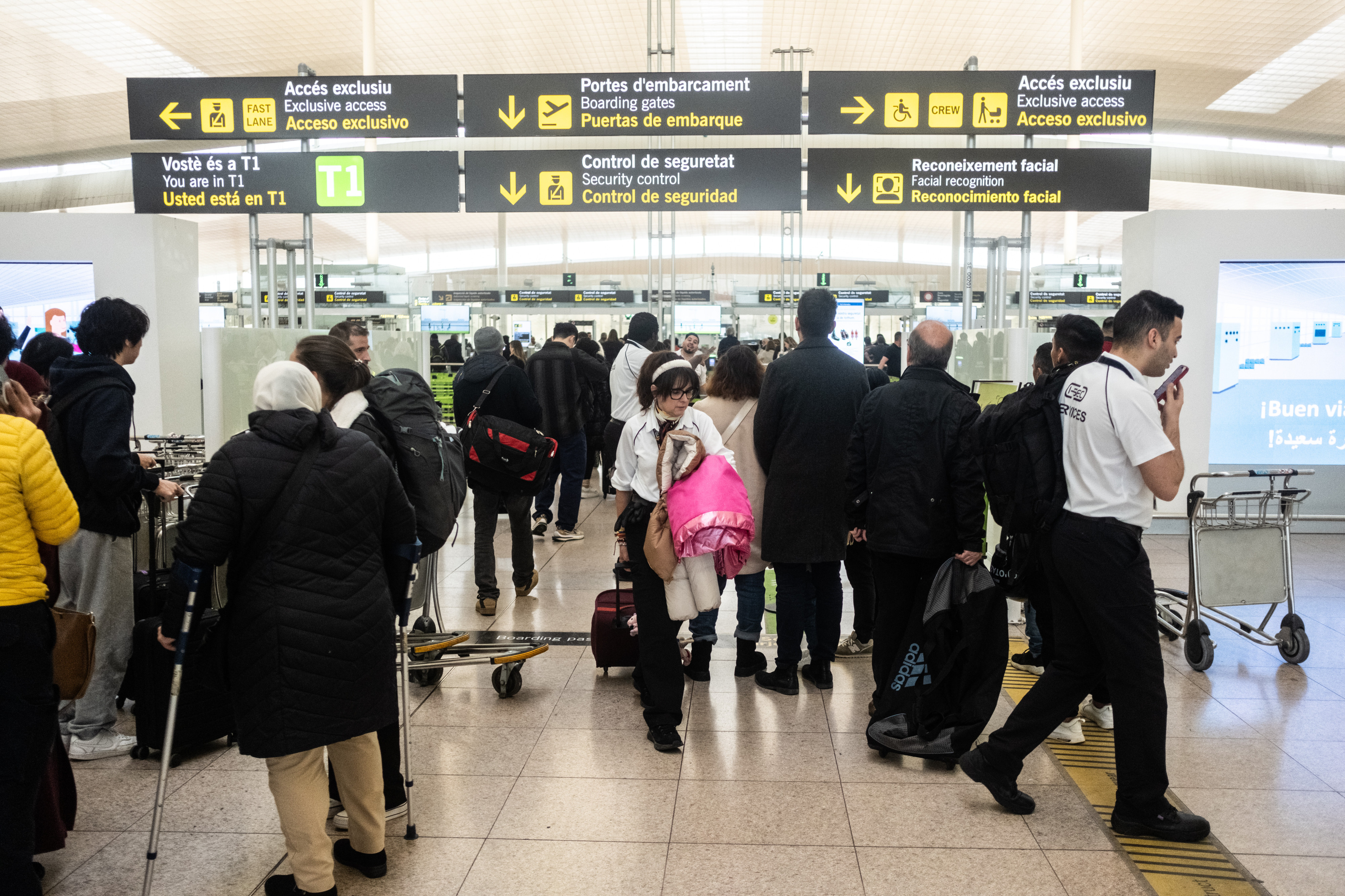 Diverses persones a la Terminal 1 de l'aeroport de Barcelona-El Prat