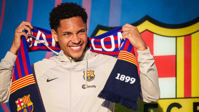 Vitor Roque, posando frente al escudo del FC Barcelona
