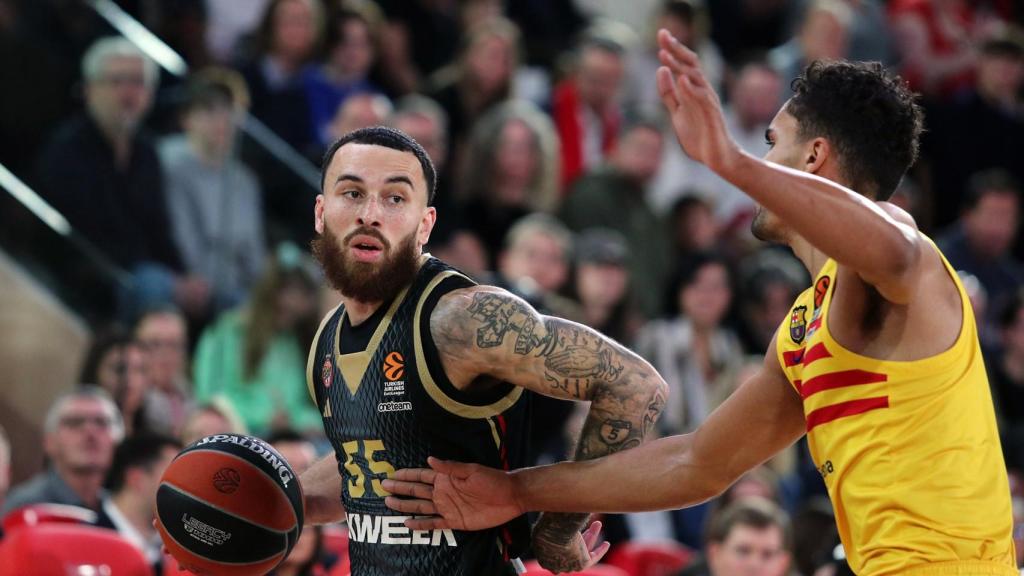 Mike James intenta superar la marca d'un jugador del Barça de bàsquet