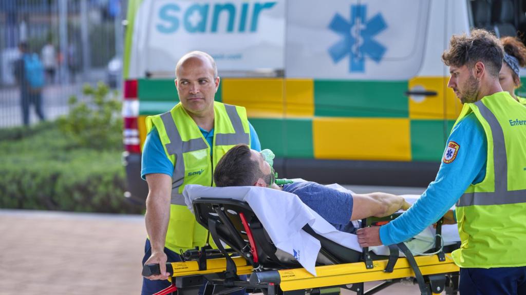 Sanitarios de Sanir, trasladando a un paciente
