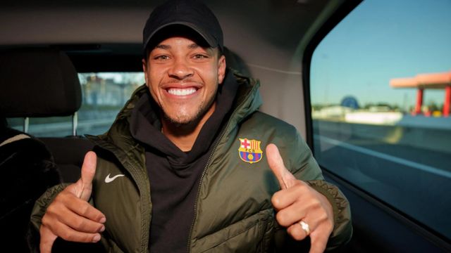 Vitor Roque, sonriente en su llegada a Barcelona
