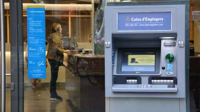 Imagen de una cliente en una oficina de Caixa d'Enginyers