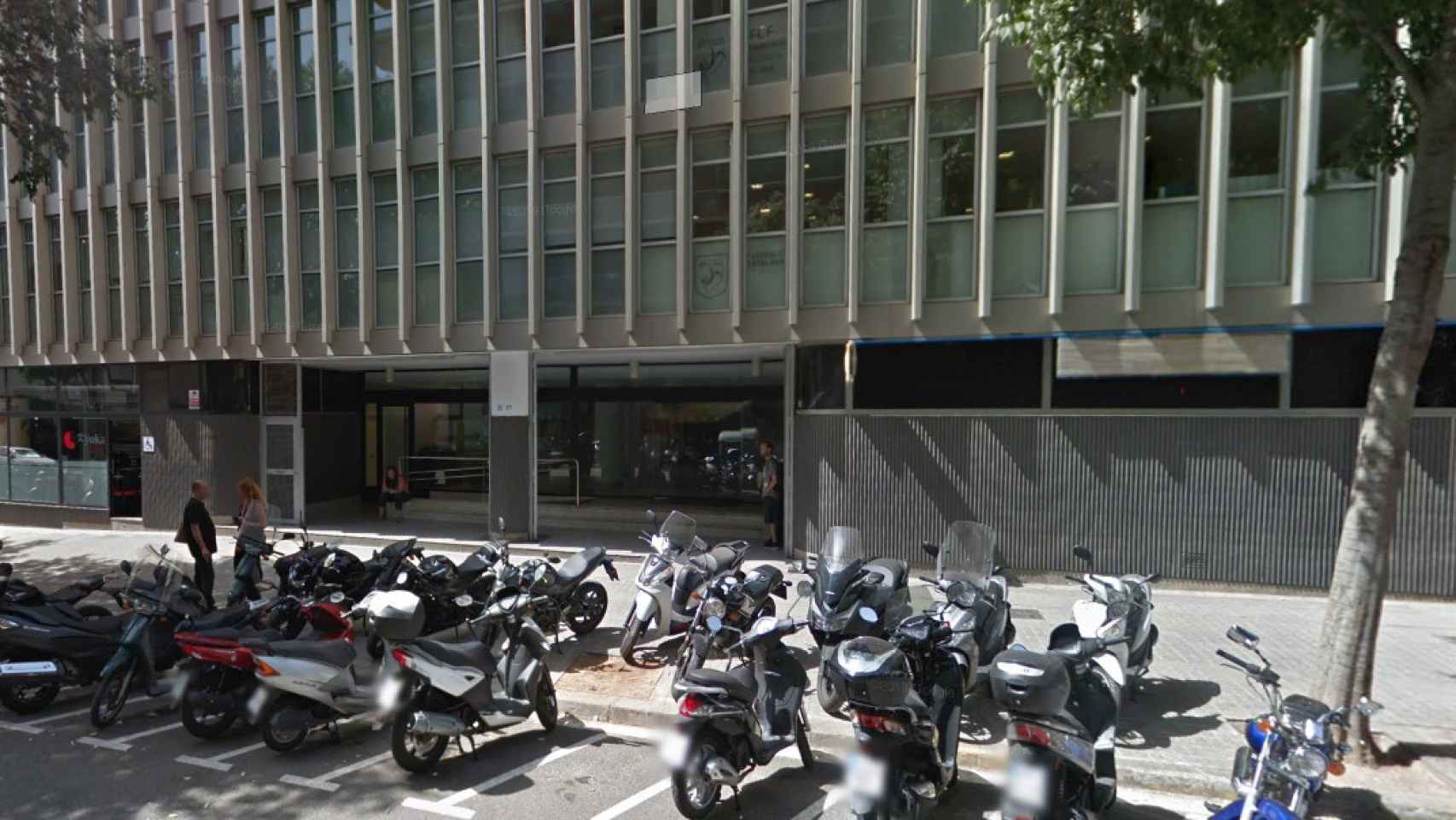 Fachada del edificio donde se encuentra la sede de la Federación Catalana de Fútbol, en la calle Sicilia 93-97 de Barcelona