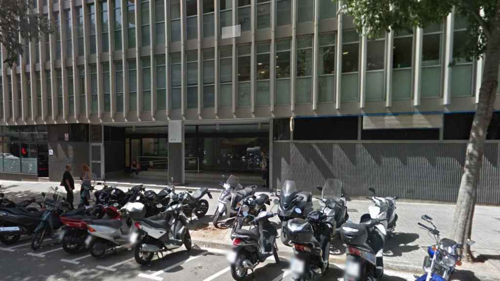 Fachada del edificio donde se encuentra la sede de la Federación Catalana de Fútbol, en la calle Sicilia 93-97 de Barcelona