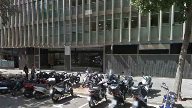 Fachada del edificio donde se encuentra la sede de la Federación Catalana de Fútbol, en la calle Sicilia 93-97 de Barcelona