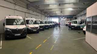 Ambulancias de Transalud paradas en una nave de Zaragoza