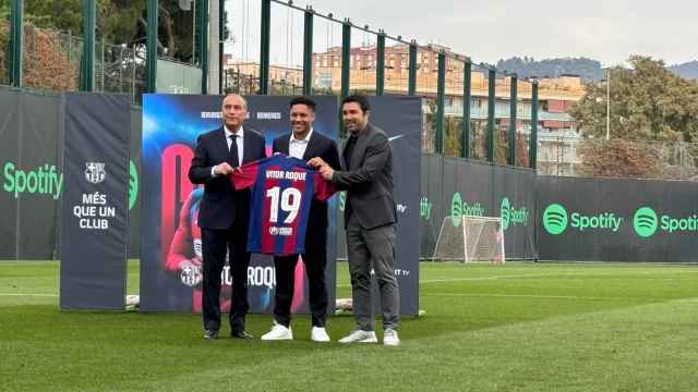 Vitor Roque, con Rafa Yuste y Deco