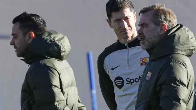 Robert Lewandowski, junto a Xavi y Óscar Hernández