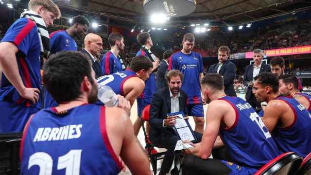 Roger Grimau, durante un tiempo muerto con el Barça de basket