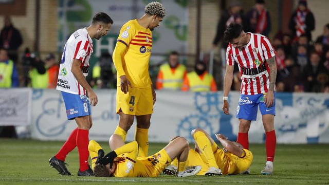 Araujo mira a dos compañeros del Barça que chocaron cabezas