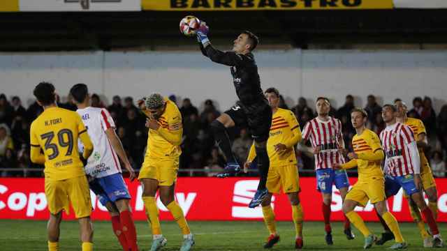 Iñaki Peña ataja un balón durante el partido contra el Barbastro