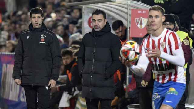 Xavi Hernández, durante la visita del Barça al campo de la UD Barbastro
