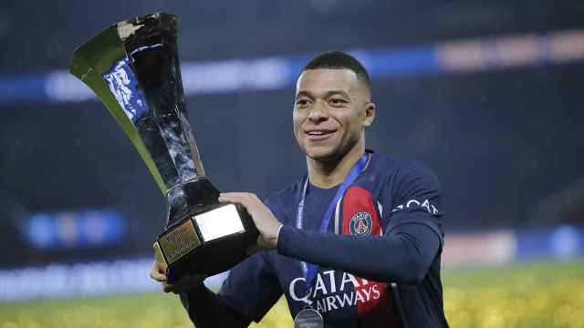 Mbappé sostiene el trofeo de la Supercopa de Francia