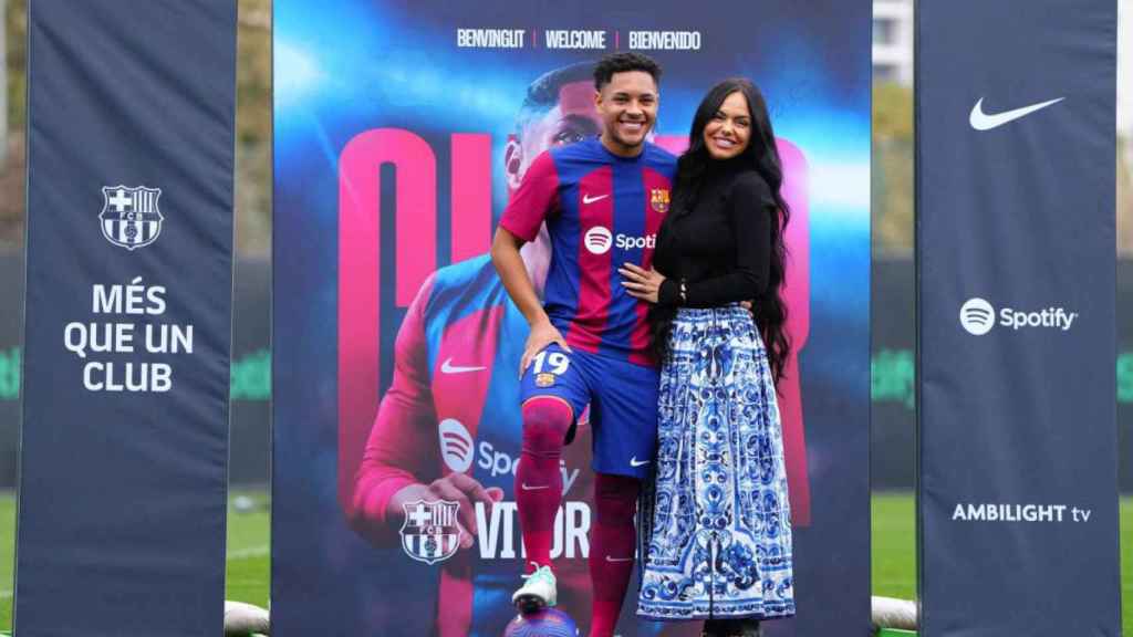 Vitor Roque y Dayana Lins, durante la presentación del brasileño con el Barça