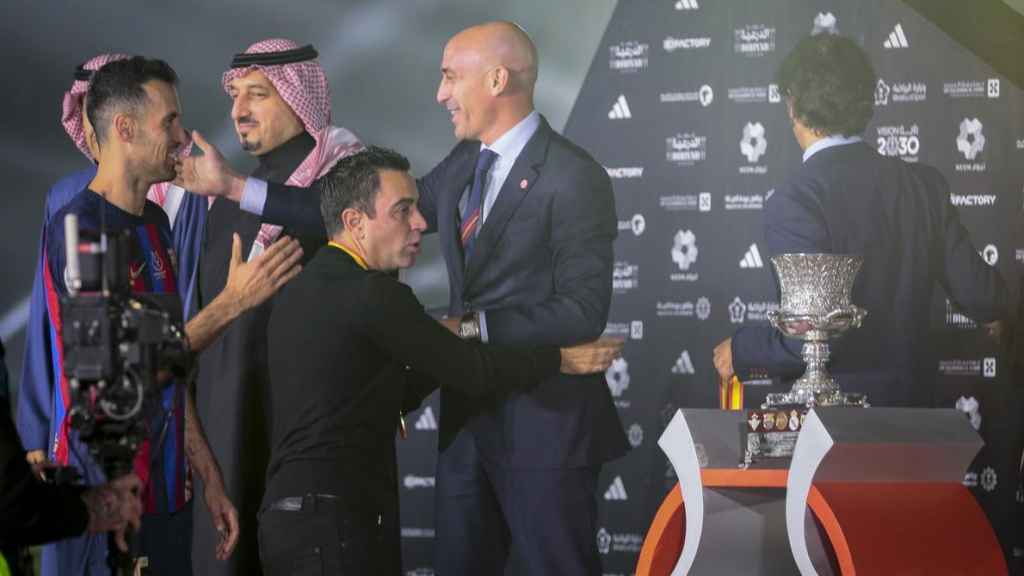 Xavi i Busquets, saludant Rubiales, després de guanyar la Supercopa d'Espanya el 2023