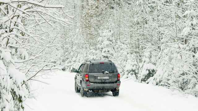 Coche circulando por la nieve