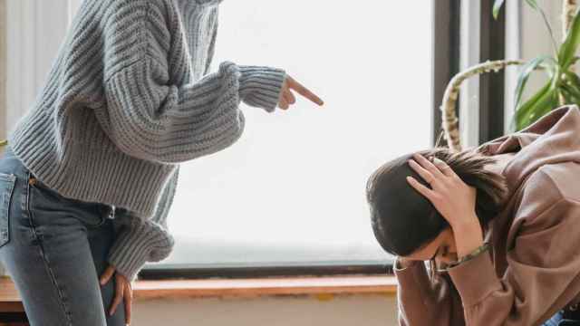 Persona señalando a otra