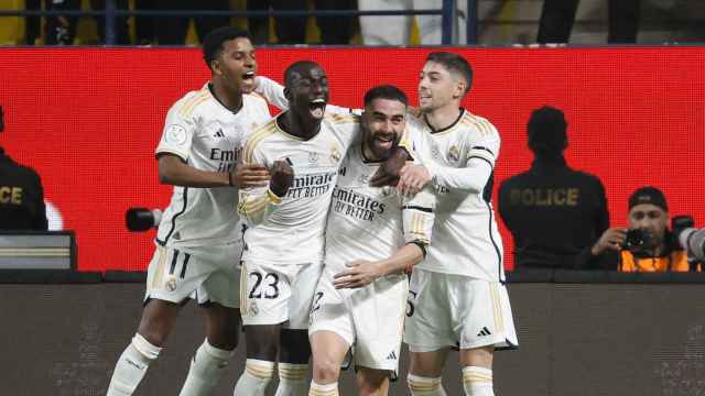 La euforia del Real Madrid tras anotar un gol contra el Atlético en la Supercopa