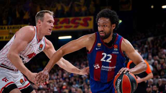 Jabari Parker intenta superar a un jugador del Olympiacos