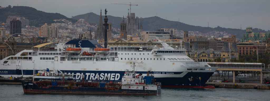 Un creuer a la terminal de creuers del Port de Barcelona, vist des del Pont de la Porta d'Europa