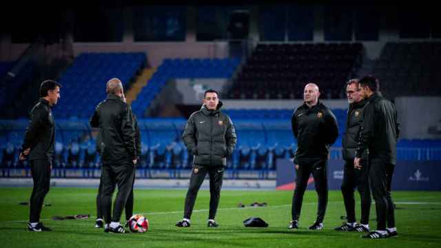 Xavi Hernández y el resto de miembros de su staff, en un entrenamiento del Barça en Riad