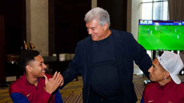 Joan Laporta saluda a Vitor Roque y Raphinha tras llegar a Riad para la Supercopa