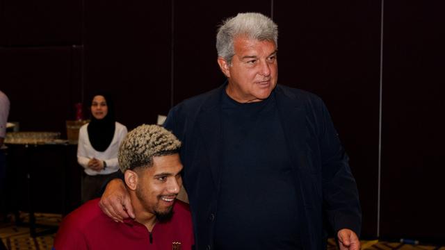 Joan Laporta y Ronald Araujo, abrazados antes de la Supercopa en Riad