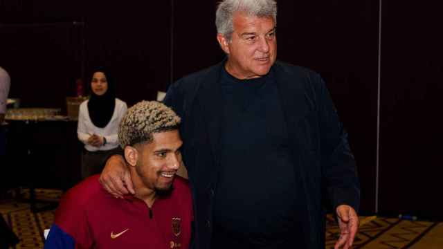 Joan Laporta y Ronald Araujo, abrazados antes de la Supercopa en Ria