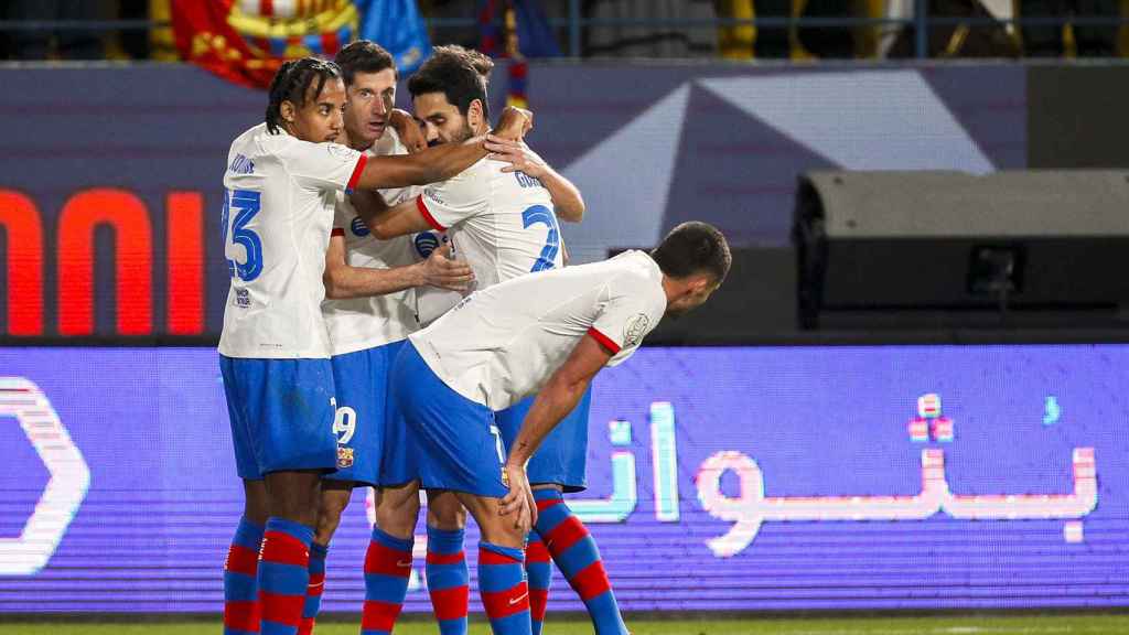 Gundogan y Koundé abrazan a Lewandowski por su gol contra el CA Osasuna