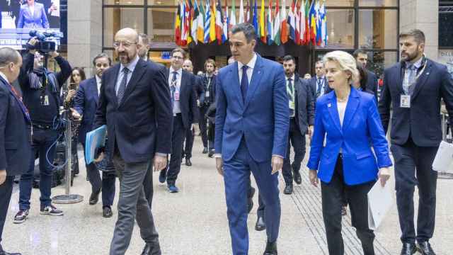 Pedro Sánchez, presidente del Gobierno, flanqueado por la presidenta de la Comisión Europea, Ursula von der Leyen, y el presidente del Consejo, Charles Michel / EP