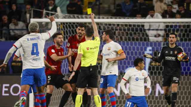 Los jugadores del Osasuna critican al árbitro por la amarilla a Catena